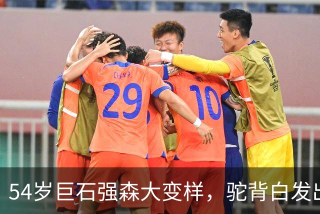 54岁巨石强森大变样，驼背白发出镜，我差点没认出来